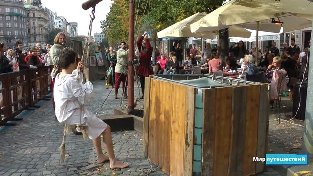 Испытание водой. Наказание водой. Костюмированное средневековое представление в центре Праги, Чехия смотреть онлайн