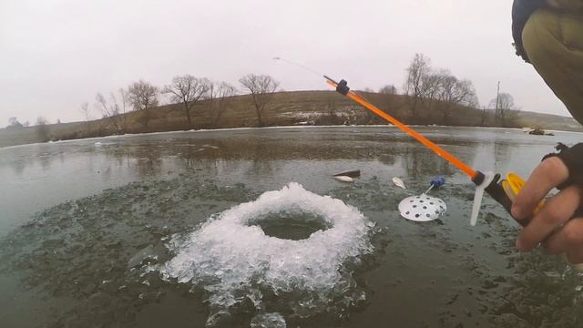 БЕШЕНЫЙ клев плотвы и окуня.Ловля на МОРМЫШКУ!Поклевки крупным планом! смотреть онлайн