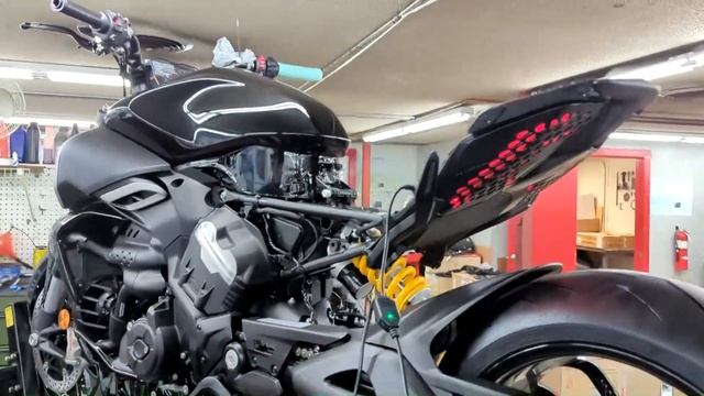 Unboxing: Ducati Diavel V4 & Akrapovic Exhaust