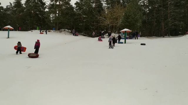 Лайфхак! Катаемся зимой с горки на надувном матрасе.Батл - тюбинг или надувной матрас. смотреть онлайн