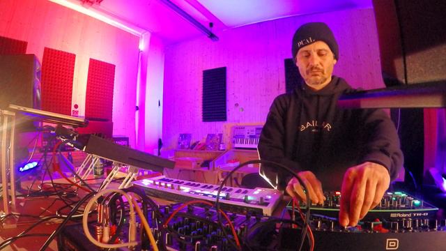 Jamming with Roland Tr8 Aira, Behringer Model D, Roland Mc 707, Behringer TD 3 & Arturia Keystep Pr смотреть онлайн