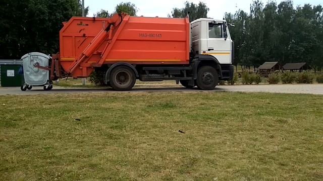Погрузка мусора на мусоровозе. Мусоровоз с контейнерами на озере. Задняя загрузка. смотреть онлайн