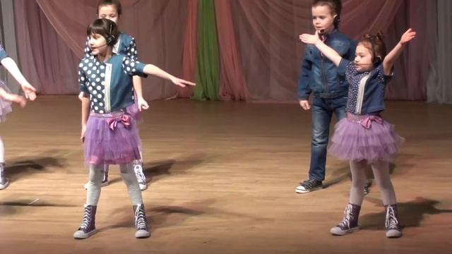 Дитяча пісня "Кенгуру, крапка, ру" - вокальний ансамбль "Росинки" смотреть онлайн