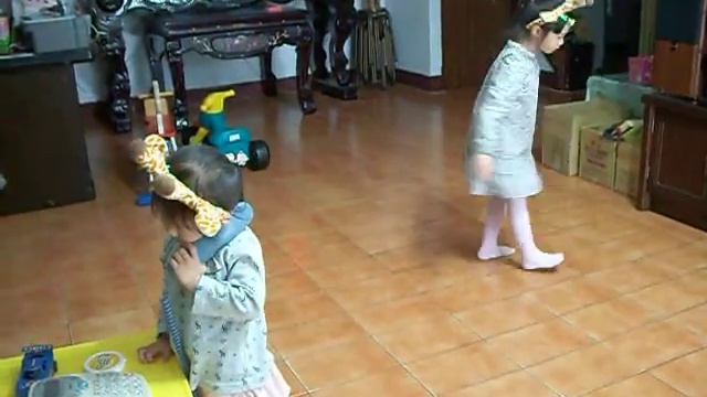 二隻會跳舞的長頸鹿 смотреть онлайн