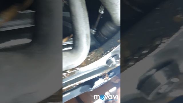 МЛ 164 om 642 Лужа масла под машиной. Неисправность шланга охлаждения акпп . смотреть онлайн