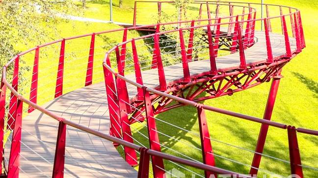 Парящий прогулочный мост в парке отдыха смотреть онлайн