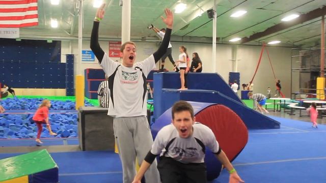 Two Tall Guys Try Parkour смотреть онлайн