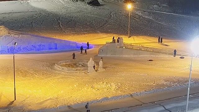 В ХМАО малолетние вандалы два дня избивали Снегурочку смотреть онлайн