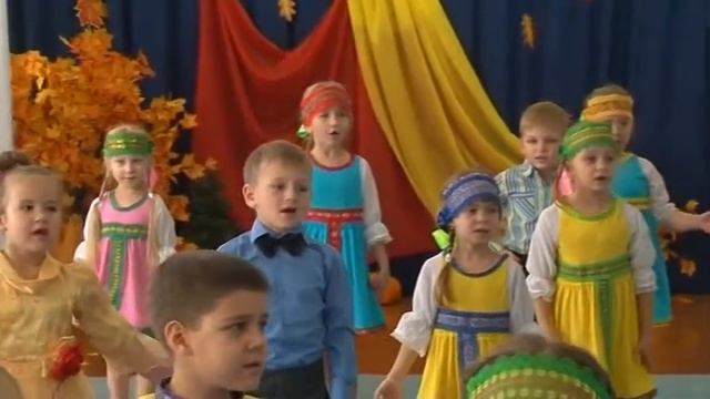 Песня "Светит солнце ласково, нежно улыбается" на осеннем утреннике в детском саду смотреть онлайн