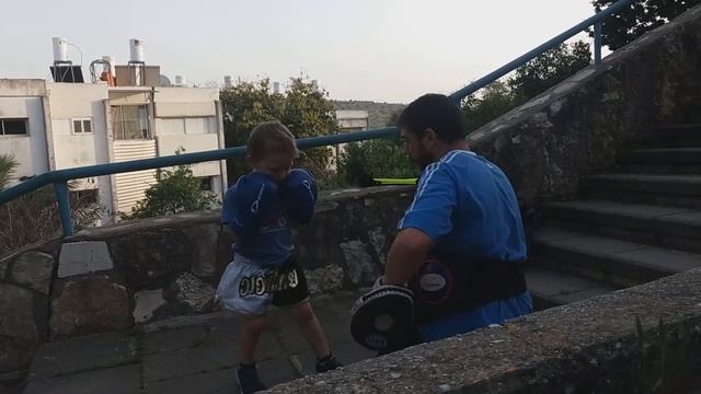 ДЕТИ ( 3 ГОДА И 6 ЛЕТ)ТРЕНИРОВКА ВОЗЛЕ ДОМА смотреть онлайн