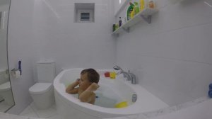 Владик купается в ванной))