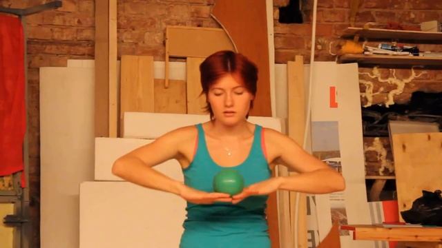 Контактное жонглирование для начинающих от Риты (школа ОГО) смотреть онлайн