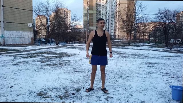 19 января Крещение. Двор вместо проруби?! Обливание холодной водой во дворе. смотреть онлайн