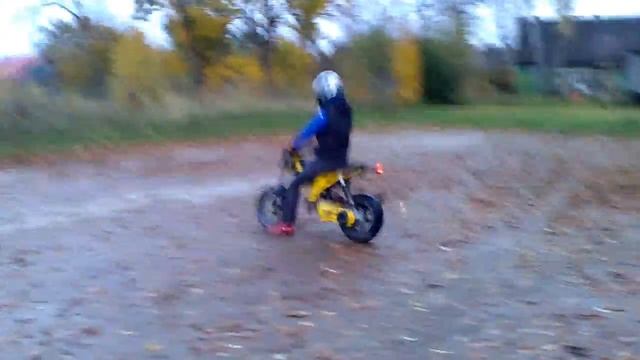Stunt training with Suzuki Street Magic . смотреть онлайн