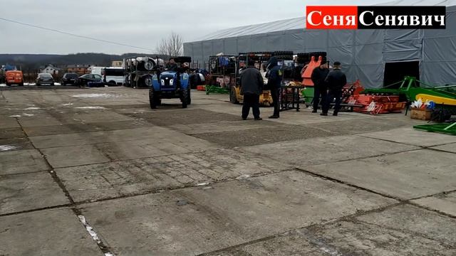 Покупают минитрактор Донг Фенг 244 (Dongfeng 244),это уже 4 трактор в селе данной марки смотреть онлайн