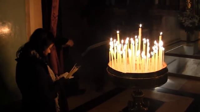 Jesus dies on the Cross - Praying with Candles at the Church of Holy Sepulchre in Jerusalem смотреть онлайн