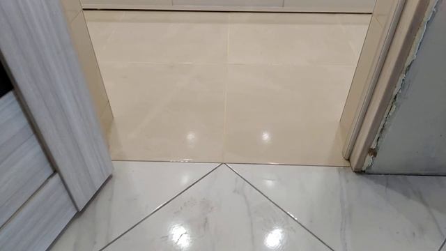 Керамогранит белый мрамор в квартире.Кухня и коридор в диагональной укладке . смотреть онлайн