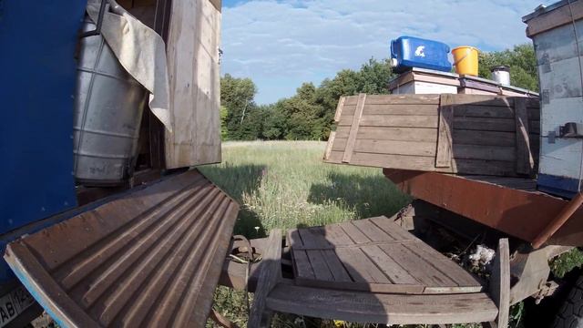 Прошло два часа 40 кг собрали. Весовой 22 кг. Мёд собран. Ваше мнение? Медогонка сливает чистый мёд смотреть онлайн