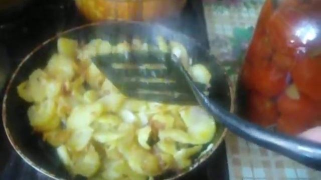 Жареная картошка с салом и солёными помидорами)