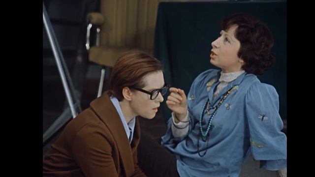 Что отличает деловую женщину от женщины? Походка. смотреть онлайн