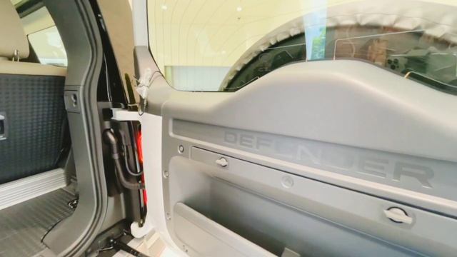 Обзор экстерьера и интерьера  Land Rover Defender 90  2022 года/ Land Rover Defender