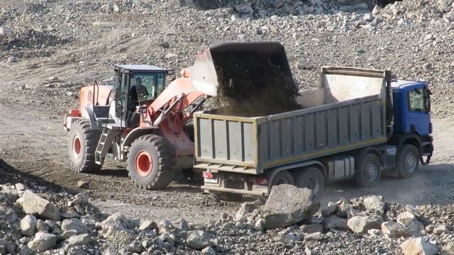 Самосвал 8х4 SCANIA P440 на погрузке Hitachi ZW310