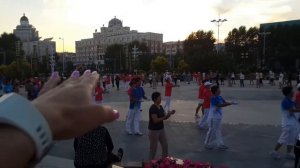 Массовые китайские танцы