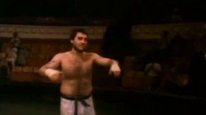 Рука крошит отточенную сталь (клип)