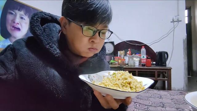 儿子是师傅九九当帮工，全家午餐就靠他，米饭一锅都要光太香了 смотреть онлайн