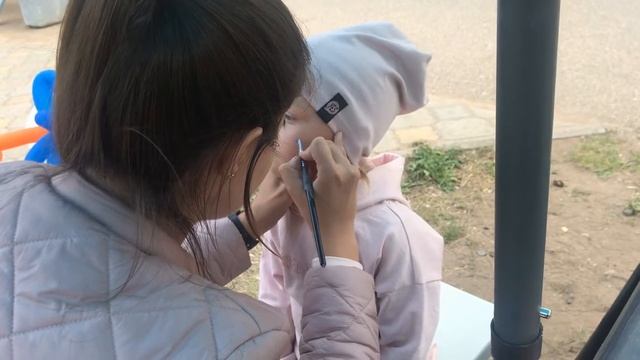 Настя в парке захотела сделать аквагрим   #аквагрим #аквагримдельфин #лето2020