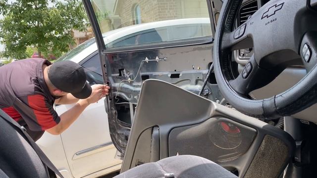 How to Replace Exterior Door Handle - Chevy Silverado, Chevy/GMC Trucks 1999-2006 смотреть онлайн