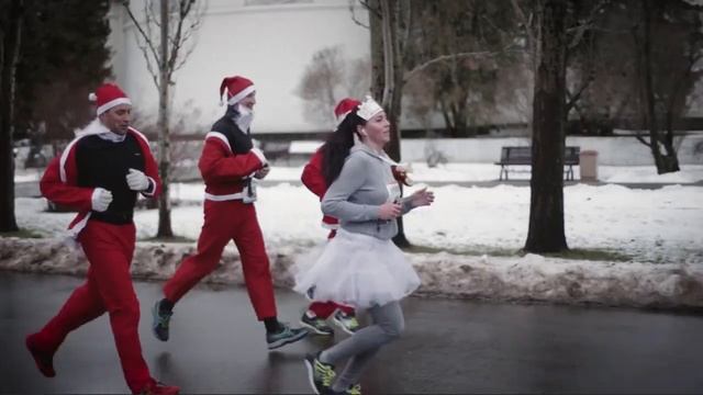 Забег Дедов Морозов — в поддержку фонда «Вера» смотреть онлайн