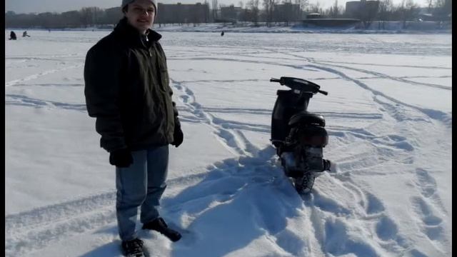 Скутер Yamaha jog катание по речке зимой. Украина, г. Канев. смотреть онлайн