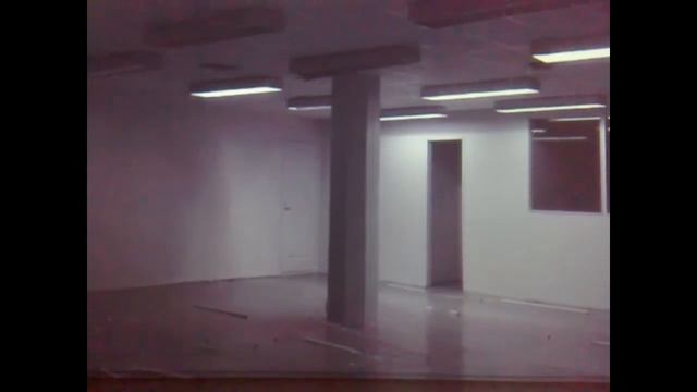 Linear fluorescent lamp falling down in Pompidou, Paris смотреть онлайн