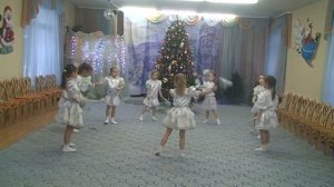 танец  Серебристые снежинки в детском саду декабрь 2017