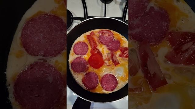 ЯИЧНИЦА С ПОМИДОРАМИ И КОЛБАСКОЙ . смотреть онлайн