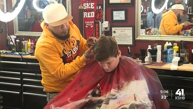 KCMO barbershop shares holiday cheer through free haircuts, toys for children смотреть онлайн