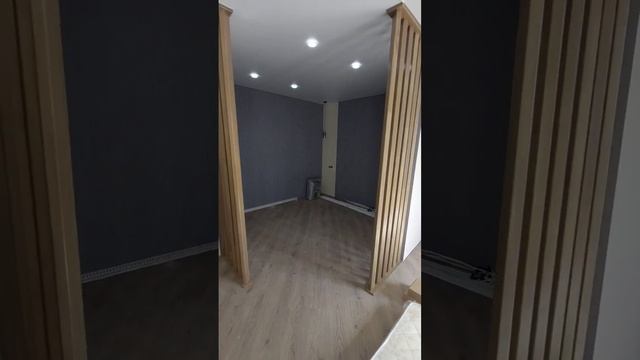 Зонирование спальни. Материал- ясень, расположенный под 45°.Master stairs. смотреть онлайн