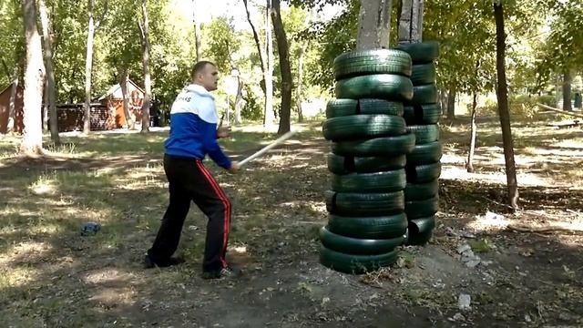 Филиппинские боевые искусства-работа палкой по шинам,комбинации с ударами руками,ногами.
