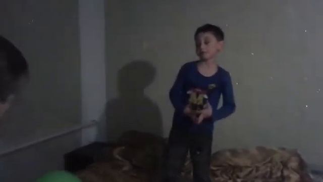 5-летний мальчик бьет через себя.