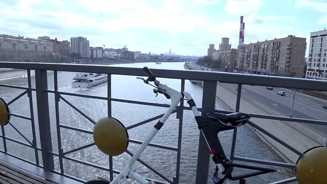 На арендованной STRIDA по Москве смотреть онлайн