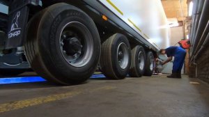 Проведение регулировки схождения колес и положения осей на полуприцепе в Ижевске