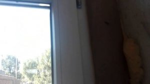 Установка декоративных накладок на фурнитуру пластикового окна.