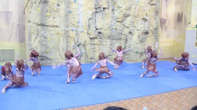 Детский ансамбль "Искра". Танец эволюция. смотреть онлайн