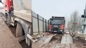 Груженый самосвал свалился при заезде на весы. Рома работает на Volvo 112.