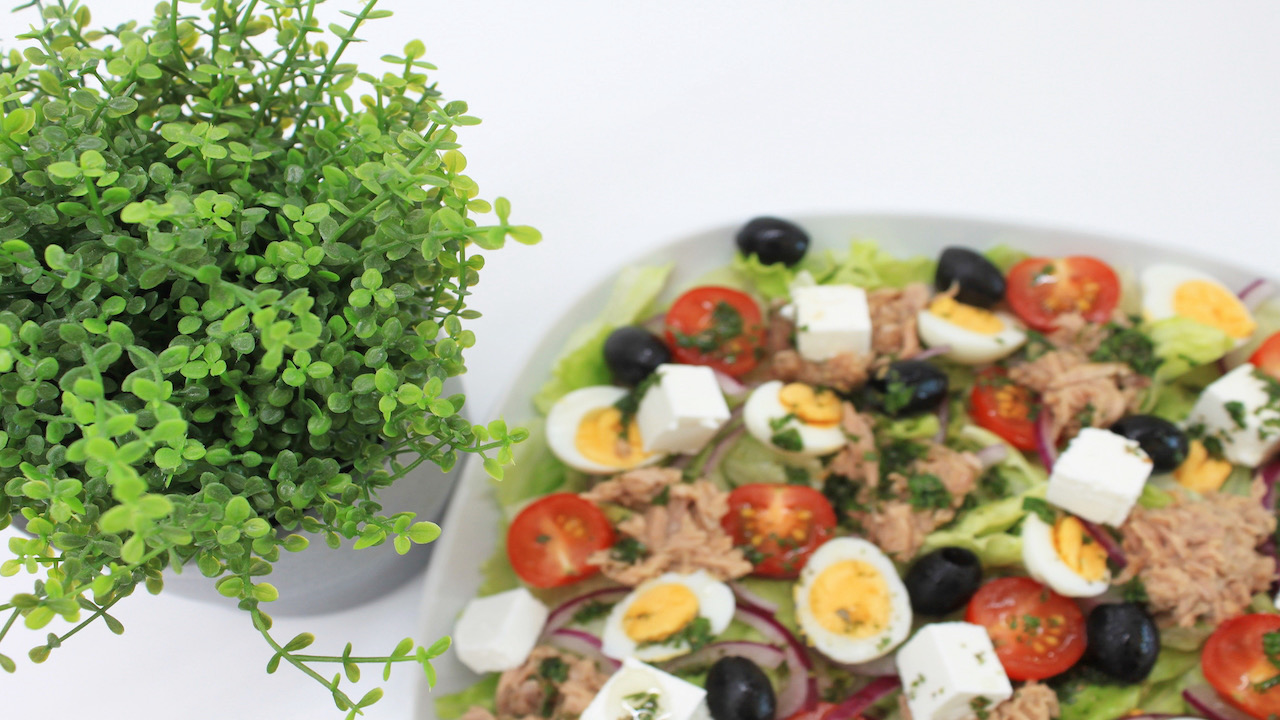 Вкусный Салат с Тунцом и Овощами И ФИРМЕННОЙ ЛЕГКОЙ ЗАПРАВКОЙ ? смотреть онлайн