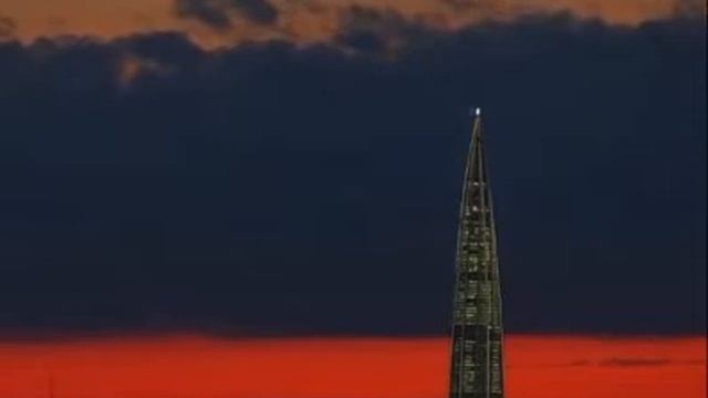 В Санкт-Петербурге, небо окрасилось в Российский флаг.. смотреть онлайн