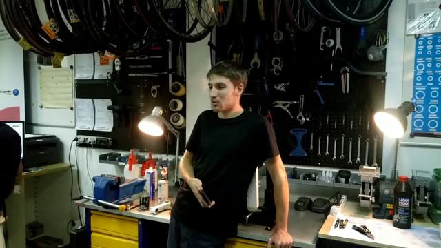 Что не стоит делать в веломастерской! смотреть онлайн