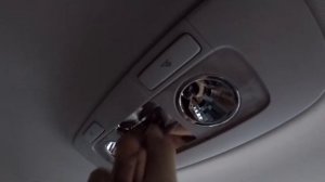 Замена ламп в потолочном плафоне освещения заднего ряда Шкода Октавия А7