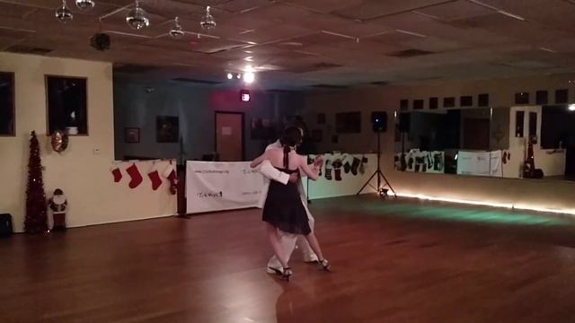 Improv Argentine Tango performance - James Valentino & Erin Rea смотреть онлайн